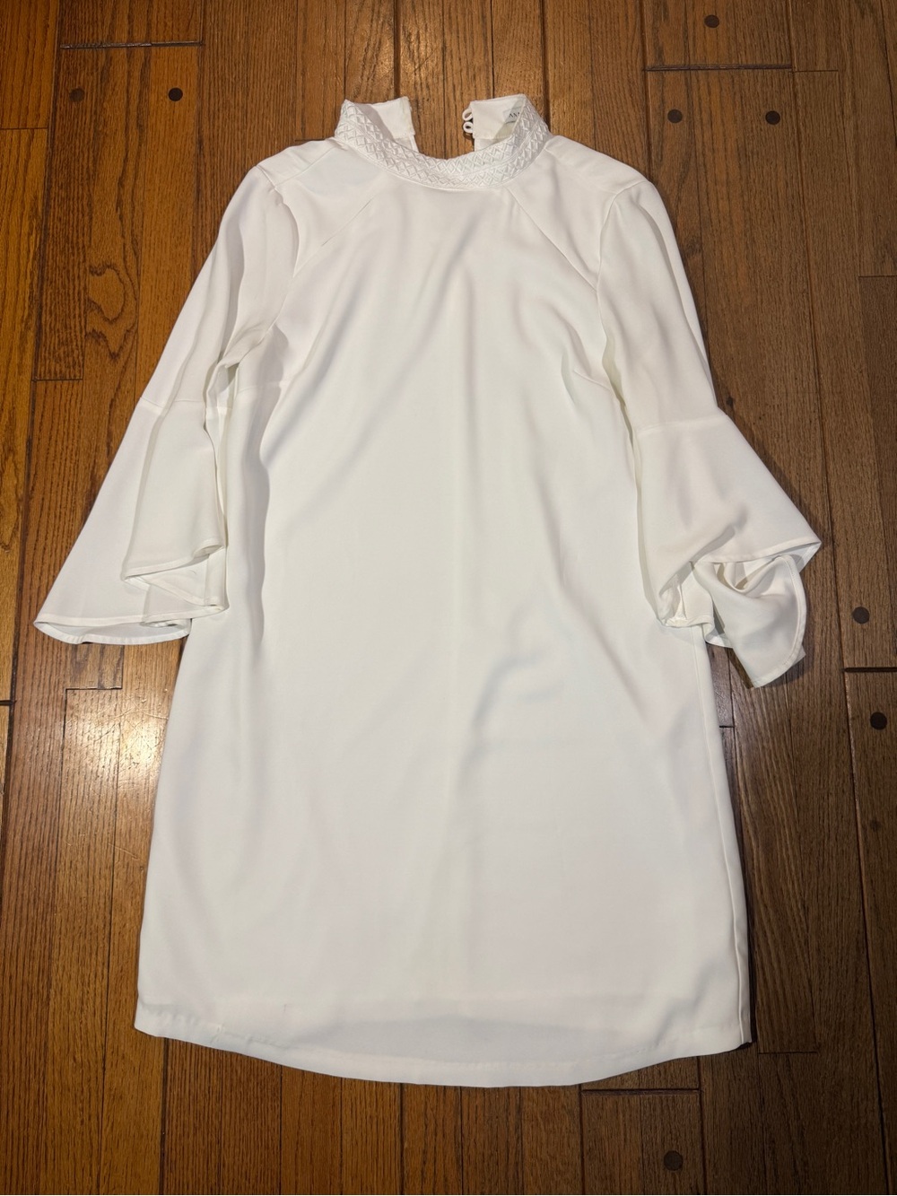 Elegant White Anna Cate Bell-Sleeve Shift Dress. Women’s Size S.